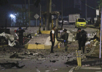 COL100. CÚCUTA (COLOMBIA), 20/02/2025.- Policías inspeccionan el peaje de Villa del Rosario destruido por explosivos este jueves en Cúcuta (Colombia). Una oleada terrorista sacudió en las últimas horas la frontera de Colombia con Venezuela donde desconocidos destruyeron el peaje ubicado en la autopista internacional que comunica a Cúcuta con San Antonio del Táchira, confirmaron las autoridades. EFE/ Mario Caicedo