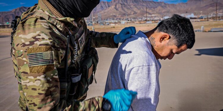 USA338. GUANTÁNAMO (CUBA), 04/02/2025.- Fotografía tomada de una publicación en la cuenta oficial de la red social X de la secretaria de Seguridad Nacional de Estados Unidos, Kristi Noem, de un migrante esposado este martes, en la Base Militar de Guantánamo (Cuba). El Gobierno del presidente Donald Trump emprendió una campaña en contra de los más de 11 millones de migrantes indocumenados en el país, tildándolos de "criminales" y prometiendo llevar a cabo el mayor proceso de deportación en la historia de Estados Unidos. EFE/ Cuenta de X de Kristi Noem /SOLO USO EDITORIAL/SOLO DISPONIBLE PARA ILUSTRAR LA NOTICIA QUE ACOMPAÑA (CRÉDITO OBLIGATORIO)