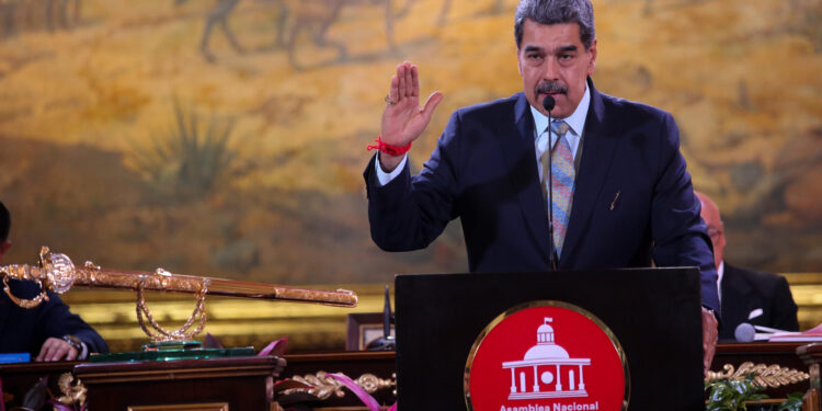 AME546. CARACAS (VENEZUELA), 15/02/2025.- Fotografía cedida por Prensa del Palacio de Miraflores de Nicolás Maduro hablando en la Asamblea Nacional este sábado, en Caracas (Venezuela). Maduro, investido por la chavista Asamblea Nacional (AN, Parlamento) para un tercer mandato en Venezuela -tras su cuestionada reelección en julio de 2024-, dio este 90 días a una comisión encabezada por el fiscal general, Tarek William Saab, para debatir y elaborar un proyecto definitivo de reforma de la Constitución, vigente desde 1999. EFE/ Prensa Palacio de Miraflores /SOLO USO EDITORIAL/SOLO DISPONIBLE PARA ILUSTRAR LA NOTICIA QUE ACOMPAÑA (CRÉDITO OBLIGATORIO)