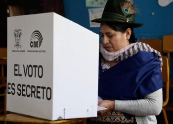 AME8737. QUITO (ECUADOR), 09/02/2025.- Una mujer introduce vota en un puesto electoral en la Escuela 10 de Agosto durante las elecciones presidenciales y legislativas de Ecuador, este domingo en Quito (Ecuador). EFE/ Gianna Benalcazar