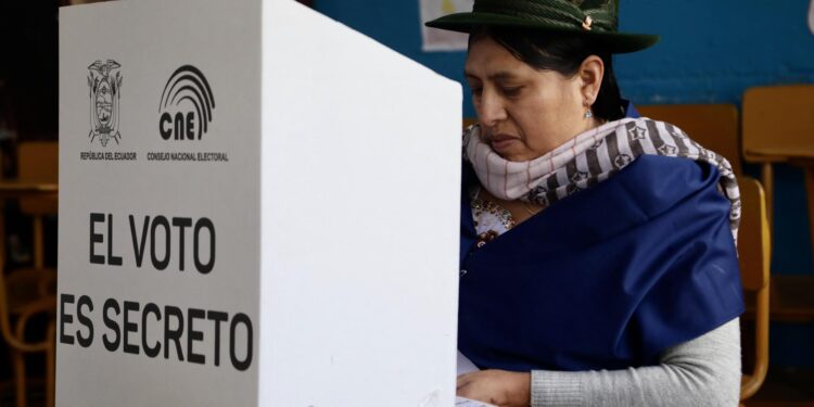 AME8737. QUITO (ECUADOR), 09/02/2025.- Una mujer introduce vota en un puesto electoral en la Escuela 10 de Agosto durante las elecciones presidenciales y legislativas de Ecuador, este domingo en Quito (Ecuador). EFE/ Gianna Benalcazar