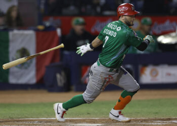 MEX1807. MEXICALI (MÉXICO), 03/02/2025.- Jasson Abelardo Atondo de México batea ante Japón este lunes, durante un juego de la fase de grupos de la Serie del Caribe de Beisbol 2025, en el estadio Nido de los Águilas en Mexicali (México). EFE/ Sáshenka Gutiérrez