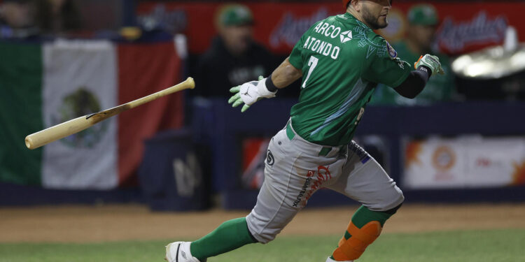 MEX1807. MEXICALI (MÉXICO), 03/02/2025.- Jasson Abelardo Atondo de México batea ante Japón este lunes, durante un juego de la fase de grupos de la Serie del Caribe de Beisbol 2025, en el estadio Nido de los Águilas en Mexicali (México). EFE/ Sáshenka Gutiérrez