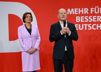 Berlin (Germany), 23/02/2025.- German Chancellor Olaf Scholz (R) and his wife Britta Ernst (L) speak during the Social Democratic Party (SPD) election event in Berlin, Germany, 23 February 2025. About 60 million Germans were eligible to vote in the elections for a new federal parliament, the 21st Bundestag. (Elecciones, Alemania) EFE/EPA/CLEMENS BILAN