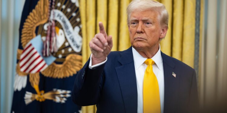 Washington (United States), 21/02/2025.- US President Donald Trump calls on a reporter in the Oval Office at the White House in Washington, DC, USA, 21 February 2025. EFE/EPA/FRANCIS CHUNG / POOL