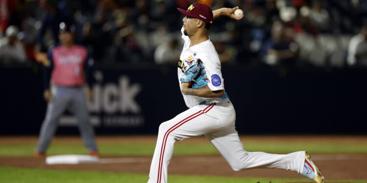 MEX1938. MEXICALI (MÉXICO), 04/02/2025.- Jesús Vargas de Venezuela lanza una bola ante Japón este martes, durante un juego de la fase de grupos de la Serie del Caribe de Béisbol 2025, en el estadio Nido de los Águilas en la ciudad de Mexicali (México). EFE/ Sáshenka Gutiérrez