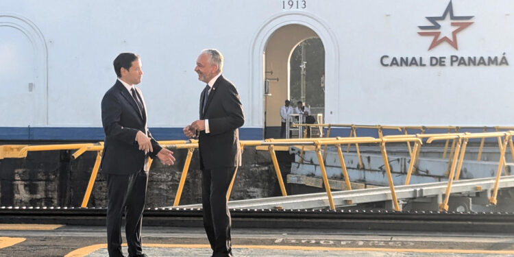 AME6293. CIUDAD DE PANAMÁ (PANAMÁ), 02/02/2025.- El secretario de Estado de EEUU, Marco Rubio (i), visita este domingo las instalaciones del Canal de Panamá, con el administrador de la vía interoceánica, Ricaurte Vásquez, como guía, en medio de las amenazas de Donald Trump de recuperar el control de la infraestructura para contrarrestar la supuesta influencia china. EFE/Eduard Ribas /MÁXIMA CALIDAD DISPONIBLE