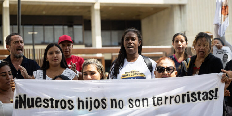 AME1481. CARACAS (VENEZUELA), 19/02/2025.- Personas sostienen carteles durante una protesta este miércoles, al frente del Tribunal Supremo de Justicia de Venezuela, en Caracas (Venezuela). Familiares de detenidos tras los comicios presidenciales de julio de 2024 en Venezuela pidieron en las ciudades de Caracas y Maracaibo (oeste), la liberación "inmediata" y la revisión de los casos de sus allegados, cuya inocencia defienden, mientras la Fiscalía los acusa de "terroristas". EFE/ Ronald Peña