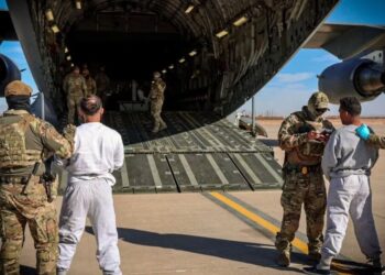 Migrantes esposados en la Base Militar de Guantánamo (Cuba), el 4 de febrero.
Foto: EFE | Vídeo: EFE