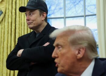 Elon Musk escucha hablar al presidente de EE.UU., Donald Trump (REUTERS/Kevin Lamarque)