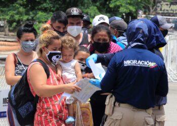 Fotografía de archivo donde se observan a funcionarios de Migración Colombia realizar controles, el 21 de agosto del 2020, sobre el puente que une a las poblaciones de Cúcuta (Colombia) y San Antonio del Táchira (Venezuela). EFE/Mario Caicedo/Archivo