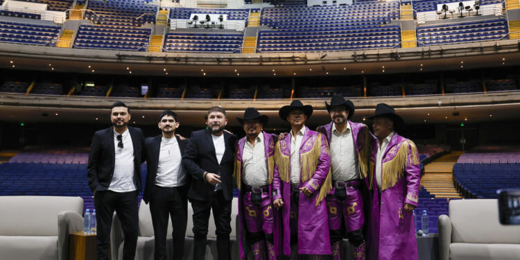 MEX3383. GUADALAJARA (MÉXICO), 19/02/2025.- Los integrantes de los grupos de música regional mexicana Banda El Recodo (i) y la banda Machos posan durante una rueda de prensa este miércoles, en el Auditorio Telmex, en Guadalajara (México). La agrupación de música mexicana Banda El Recodo no descarta realizar un homenaje a la recién fallecida cantante Paquita la del Barrio, dijo el cantante de la banda Ricardo Yocupicio. EFE/ Francisco Guasco