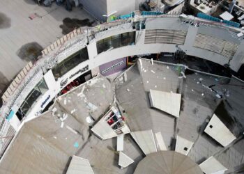 AME2177. TRUJILLO (PERÚ), 22/02/2025.- Fotografía aérea del techo de un centro comercial colapsado este sábado, en Trujillo (Peú). La cifra de muertos en Perú por el desplome de una parte del techo de un centro comercial en Trujillo, la tercera ciudad por población del país, subió a cuatro, entre ellos dos menores de edad, informaron este sábado fuentes de los equipos de rescate a la emisora RPP. EFE/Steffano Palomino