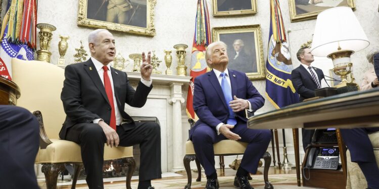 Washington (United States), 04/02/2025.- Israeli Prime Minister Benjamin Netanyahu (L) and US President Donald J. Trump (R) talk with reporters in the Oval Office of the White House in Washington, DC, USA, 04 February 2025. President Trump, who is hosting his first in-person meeting with another world leader since returning to the White House, and Prime Minister Netanyahu are set to discuss the Israeli cease-fire with Hamas, Iran's nuclear program and future arms shipments, among other bilateral issues. EFE/EPA/SHAWN THEW / POOL