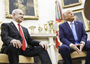 Washington (United States), 04/02/2025.- Israeli Prime Minister Benjamin Netanyahu (L) and US President Donald J. Trump (R) talk with reporters in the Oval Office of the White House in Washington, DC, USA, 04 February 2025. President Trump, who is hosting his first in-person meeting with another world leader since returning to the White House, and Prime Minister Netanyahu are set to discuss the Israeli cease-fire with Hamas, Iran'Äôs nuclear program and future arms shipments, among other bilateral issues. EFE/EPA/SHAWN THEW / POOL