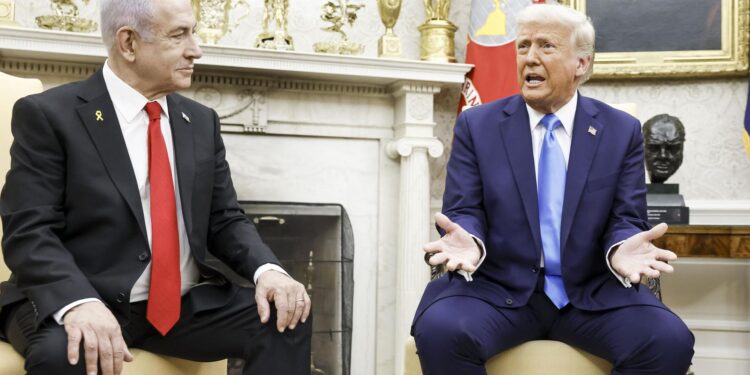 Washington (United States), 04/02/2025.- Israeli Prime Minister Benjamin Netanyahu (L) and US President Donald J. Trump (R) talk with reporters in the Oval Office of the White House in Washington, DC, USA, 04 February 2025. President Trump, who is hosting his first in-person meeting with another world leader since returning to the White House, and Prime Minister Netanyahu are set to discuss the Israeli cease-fire with Hamas, Iran's nuclear program and future arms shipments, among other bilateral issues. EFE/EPA/SHAWN THEW / POOL