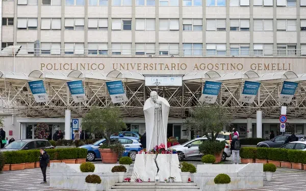 Una estatua del papa Juan Pablo II frente al hospital de Roma donde el papa Francisco fue ingresado el viernes con bronquitis.Credit...Andrew MedichiniAssociated Press