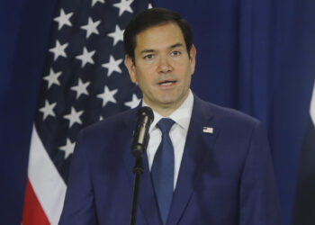 AME6587. CIUDAD DE PANAMÁ (PANAMÁ), 03/02/2025.- El secretario de Estado de Estados Unidos, Marco Rubio, ofrece una declaración luego de la salida de un vuelo de deportación de migrantes desde Panamá hacia Colombia este lunes, en el Aeropuerto Internacional Marcos A. Gelabert en la Ciudad de Panamá (Panamá). Rubio estuvo presente en el proceso de deportación de migrantes desde Panamá hacia Colombia, que forma parte de un acuerdo con los Estados Unidos para costear esas repatrIaciones. EFE/ Carlos Lemos