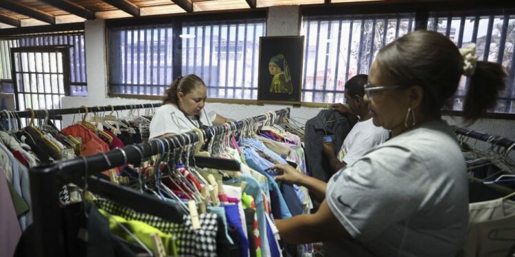 Maestros de Venezuela: aprender a vivir con una miseria de sueldo. AFP.