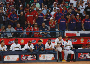 MEX2073. MEXICALI (MÉXICO), 05/02/2025.- Jugadores de Venezuela reaccionan este miércoles durante un juego de la fase de grupos de la Serie del Caribe de Béisbol 2025, en el estadio Nido de los Águilas en Mexicali (México). EFE/ Sáshenka Gutiérrez