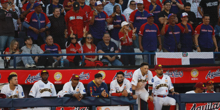 MEX2073. MEXICALI (MÉXICO), 05/02/2025.- Jugadores de Venezuela reaccionan este miércoles durante un juego de la fase de grupos de la Serie del Caribe de Béisbol 2025, en el estadio Nido de los Águilas en Mexicali (México). EFE/ Sáshenka Gutiérrez