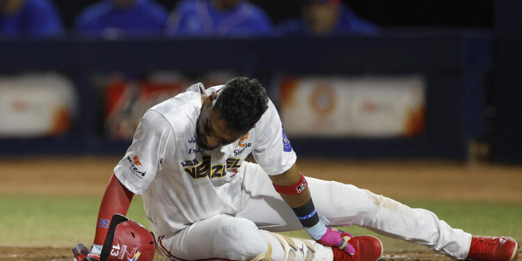 MEX2313. MEXICALI (MÉXICO), 07/02/2025.- Danry Vásquez de Venezuela se lesiona este jueves, durante un juego de la fase de grupos de la Serie del Caribe de Beisbol 2025, entre Puerto Rico y Venezuela en el estadio Nido de los Águilas en la ciudad de Mexicali, Baja California (México). EFE/ Sáshenka Gutiérrez