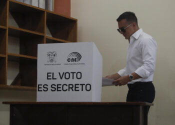 AMDEP2195. OLÓN (ECUADOR), 09/02/2025.- El presidente de Ecuador, Daniel Noboa, llega a marcar su voto este domingo, en un puesto de votación en Olón (Ecuador). Noboa votó sin dar declaraciones sobre la jornada electoral, donde es uno de los dos favoritos a llevarse la contienda junto a la candidata del correísmo, Luisa González. Noboa llegó al colegio Antonio Moya Sánchez, de la comuna de Olón, en la provincia costera de Santa Elena, acompañado de su esposa, Lavinia Valbonesi y Álvaro, uno de sus tres hijos. EFE/ Carlos Durán Araújo