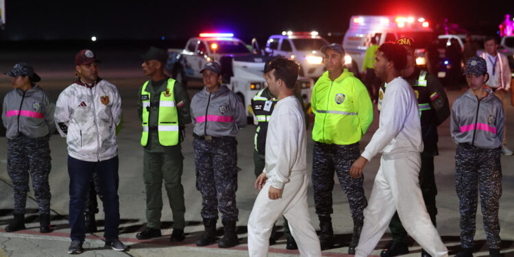 AME9110. CARACAS (VENEZUELA), 10/02/2025.- Ciudadanos venezolanos caminan tras descender de un avión luego de ser deportados desde Estados Unidos, este lunes en el Aeropuerto Internacional Simón Bolívar, en Caracas (Venezuela). Dos vuelos con venezolanos deportados desde Estados Unidos llegaron al Aeropuerto Internacional Simón Bolívar, que sirve a Caracas, informó Nicolás Maduro, quien juró como presidente el 10 de enero tras su cuestionada reelección. EFE/ Miguel Gutiérrez