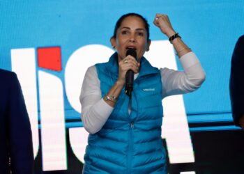 AME8871. QUITO (ECUADOR), 09/02/2025.- La candidata presidencial del correísmo, Luisa González, habla durante un evento tras los resultados de la primera vuelta de las elecciones generales este domingo, en Quito (Ecuador). Luisa González, celebró los resultados de la primera vuelta de las elecciones en Ecuador, que considera una "gran victoria", y se mostró segura de alcanzar el primer lugar, para enfrentarse en el balotaje con el actual presidente y candidato a la reelección, Daniel Noboa. EFE/ Gianna Benalcazar