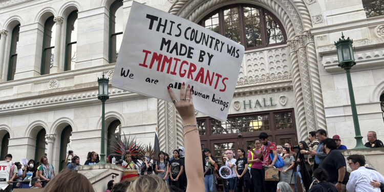 AME7533. SAN ANTONIO (ESTADOS UNIDOS), 05/02/2025.- Una persona sostiene un cartel durante una manifestación este miércoles, frente a la alcaldía de San Antonio (Estados Unidos). Un centenar de estudiantes de bachillerato se plantaron frente a la alcaldía de San Antonio para protestar en contra de las deportaciones llevadas a cabo por el Gobierno de Donald Trump y pedir que las autoridades migratorias no puedan entrar a las escuelas. EFE/ Alejandra Arredondo