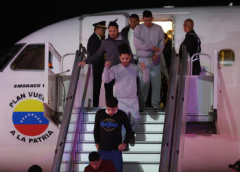 AME9110. CARACAS (VENEZUELA), 10/02/2025.- Ciudadanos venezolanos descienden de un avión tras ser deportados desde Estados Unidos, este lunes en el Aeropuerto Internacional Simón Bolívar, en Caracas (Venezuela). Dos vuelos con venezolanos deportados desde Estados Unidos llegaron al Aeropuerto Internacional Simón Bolívar, que sirve a Caracas, informó Nicolás Maduro, quien juró como presidente el 10 de enero tras su cuestionada reelección. EFE/ Miguel Gutiérrez