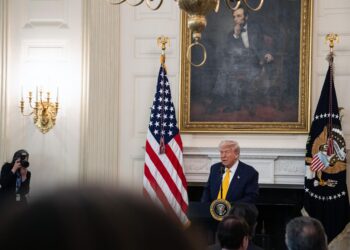 Washington (United States), 21/02/2025.- US President Donald Trump delivers remarks during a working session with governors in the State Dining Room at the White House in Washington, DC, USA, 21 February 2025. EFE/EPA/FRANCIS CHUNG / POOL