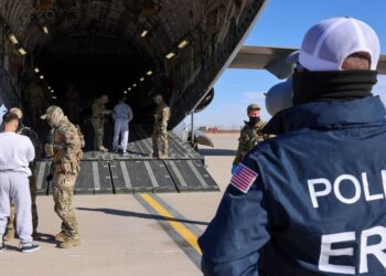 El Departamento de Seguridad Nacional publicó imágenes de migrantes detenidos preparándose para abordar el primer vuelo al centro de detención de migrantes en la base estadounidense en la Bahía de Guantánamo. Department of Homeland Security