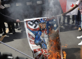 AME6163. CIUDAD DE PANAMÁ (PANAMÁ), 02/02/2025.- Personas queman un cartel con la imagen del presidente de Estados Unidos, Donald Trump, durante una protesta por la visita del Secretario de Estado de Estados Unidos, Marco Rubio, este domingo en Ciudad de Panamá (Panamá). El presidente panameño, José Raúl Mulino, y Rubio se reúnen en plena disputa por el Canal de Panamá, que el mandatario estadounidense ha amenazado con "recuperar". EFE/ Bienvenido Velasco