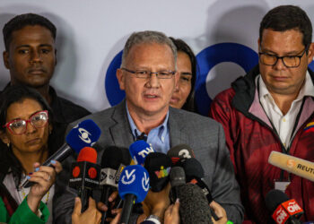 Fotografía de archivo del opositor Perkins Rocha (c) en Caracas (Venezuela). EFE/ Henry Chirinos